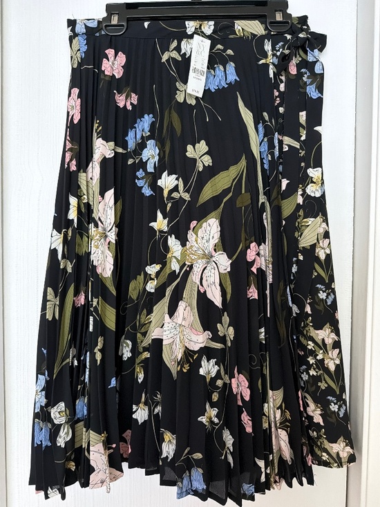 New York & Company Dresses & Skirts - New York & Company Floral Pleated Skirt 🌸